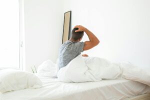6 estiramientos suaves antes de dormir para descansar mejor