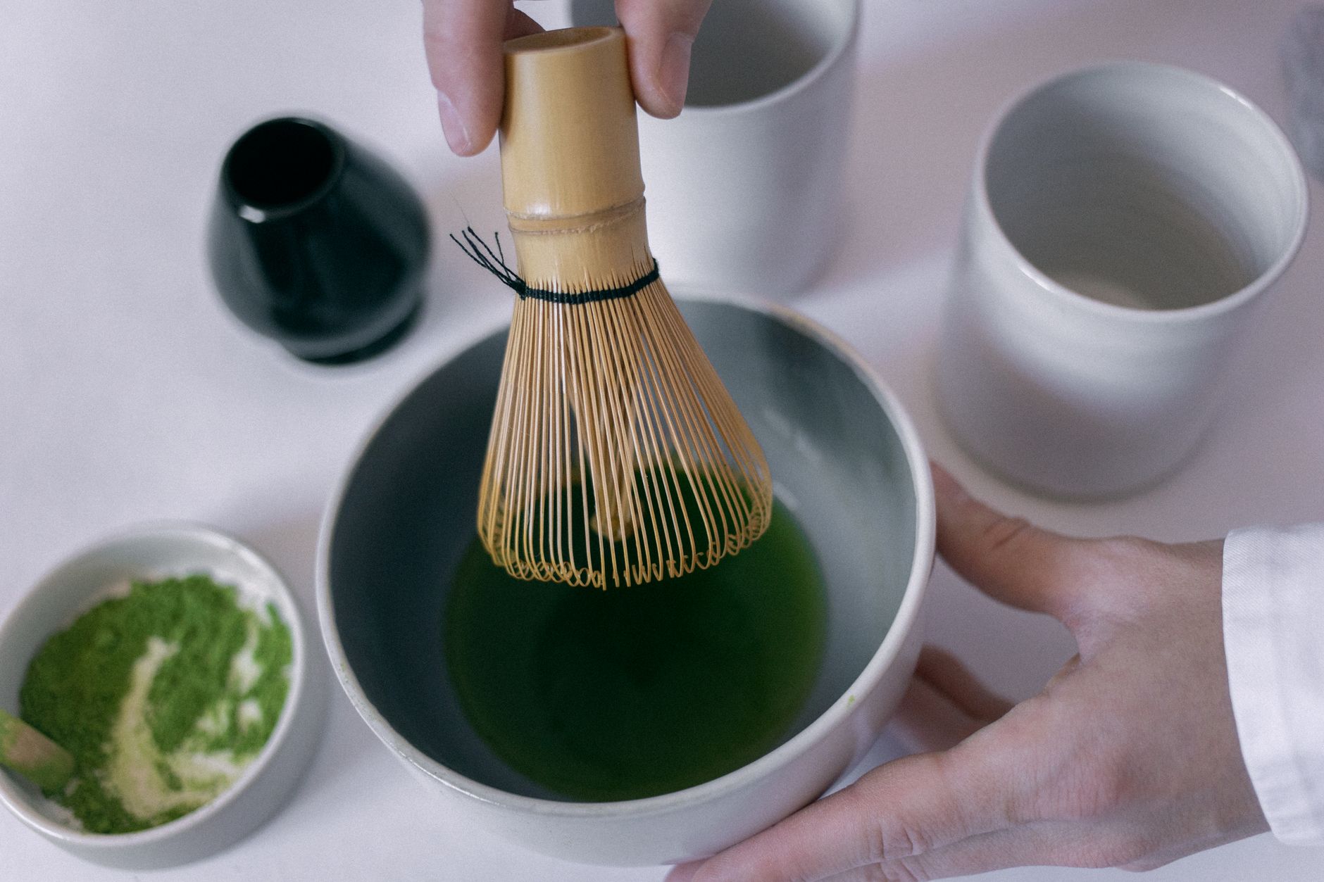 抹茶と緑茶:本当の効果、カフェイン、そして注意点