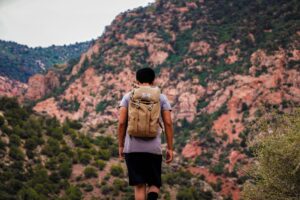 Rucking: la sencilla caminata con peso que fortalece músculos y huesos